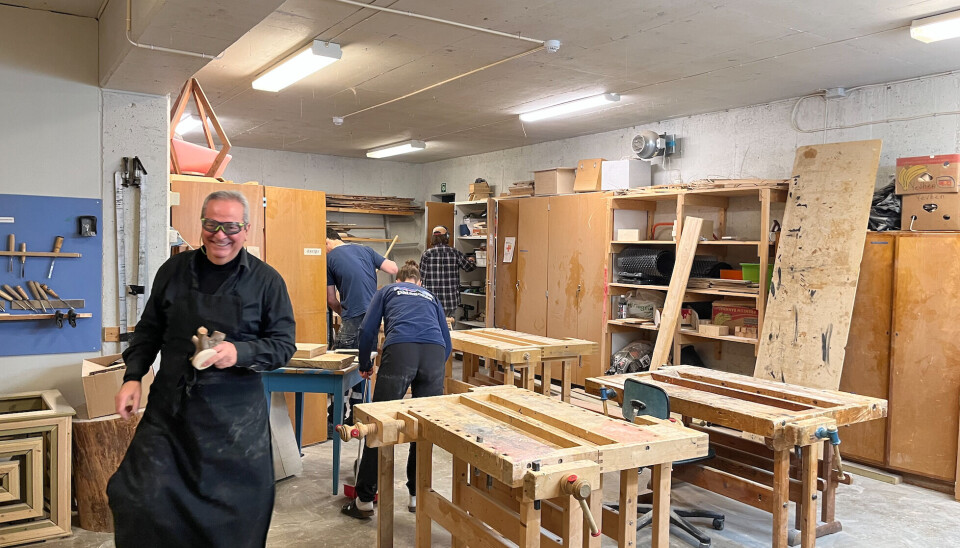 MASSE KUNNSKAP: De eldste i sløydsalen sitter på mye erfaring som alle får dra nytte av.