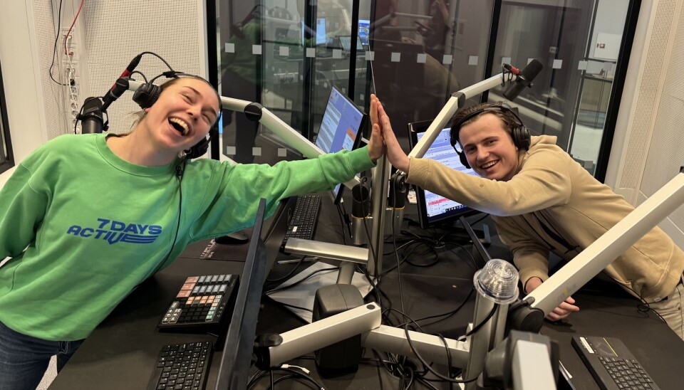 HIGH FIVE: Anna Johansen Edøy og Magnus Numme er programledere under morgendagens sending.