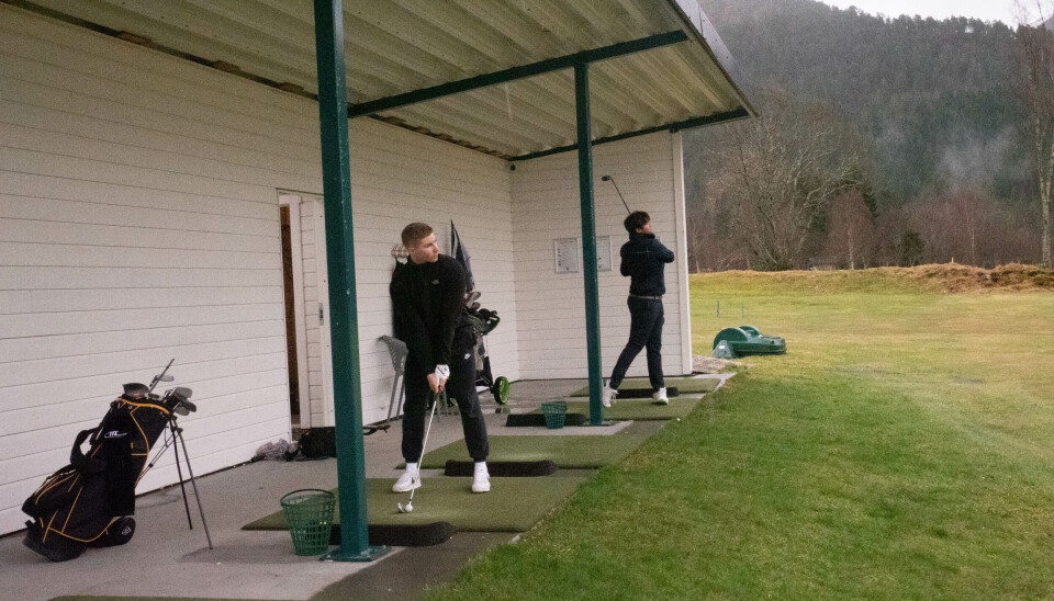 VOLDA GOLFKLUBB: Lukas Anthony Camello Johansen (16) og Håkon Kalvatn (23) lar ikke regnet stoppe dem fra å spille golf.