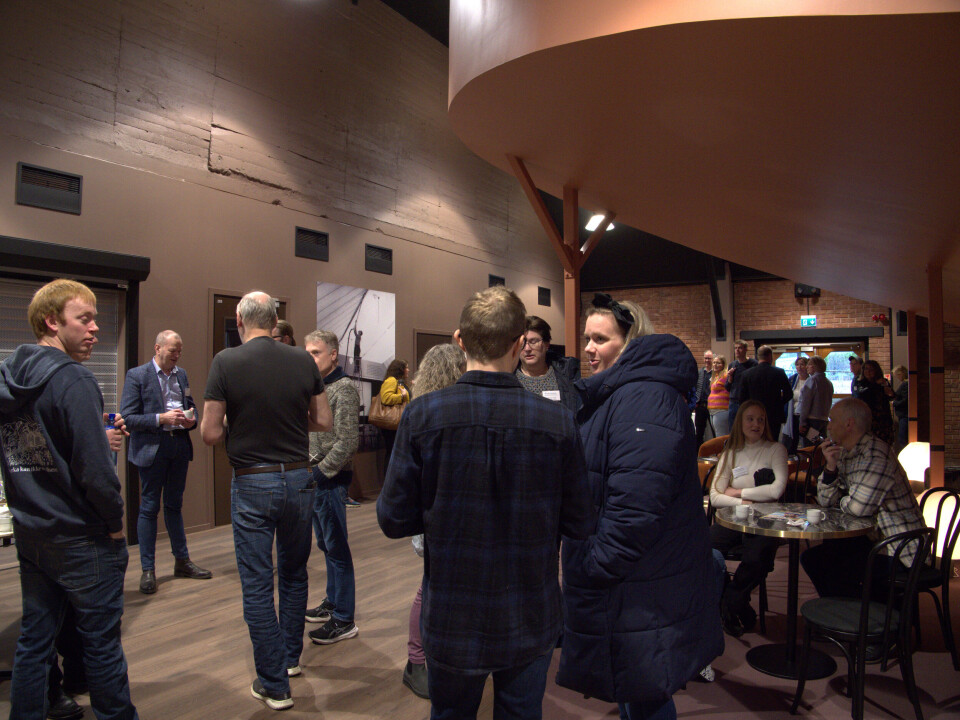 BENSTREKK: Det var rom for mingling og matservering i pausen under konferansen.