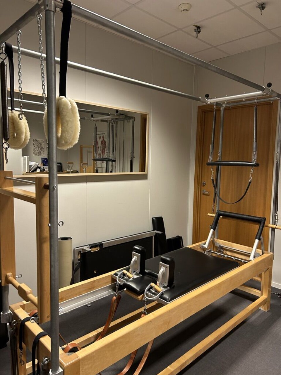 Den populære Reformer maskinen står i et privat grupperom på Optimal Yoga og Pilates