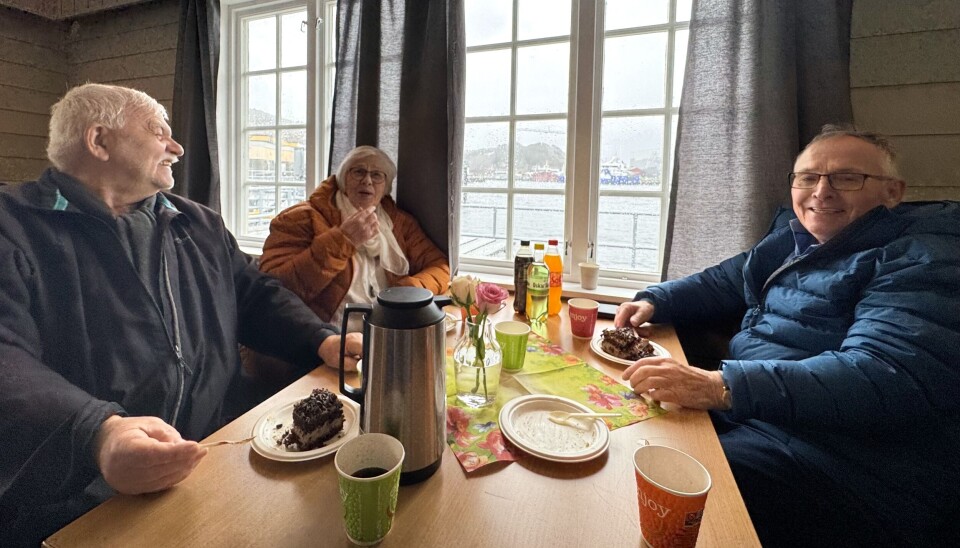 KAKEFEST: Gjestene takket ikke nei til kaker og kaffe etter å ha stått ute i regn og blest. Fra venstre: Sindre Torset, Else Marie Rekdal og Torbjørn Rekdal