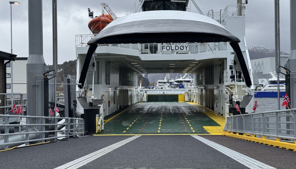 JOMFRUTUR: Ferjen er klar for første tur fra Larsnes etter den offisielle åpningen.