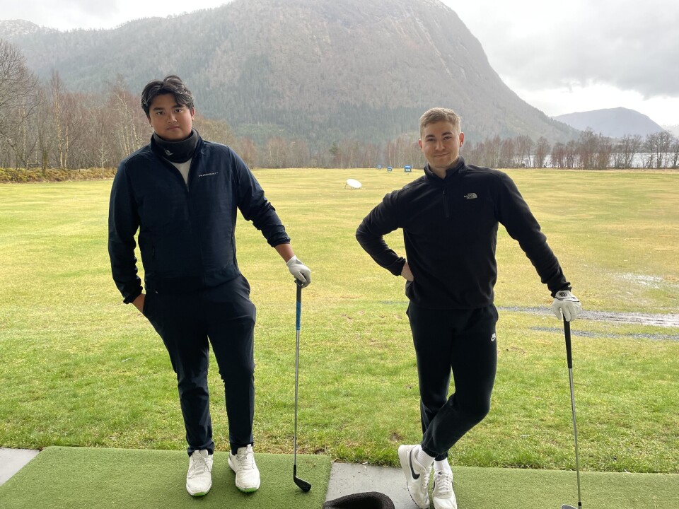 KLARE: Håkon Kalvatn og Lukas Anthony Camello Johansen ser fram til golfsesongen.