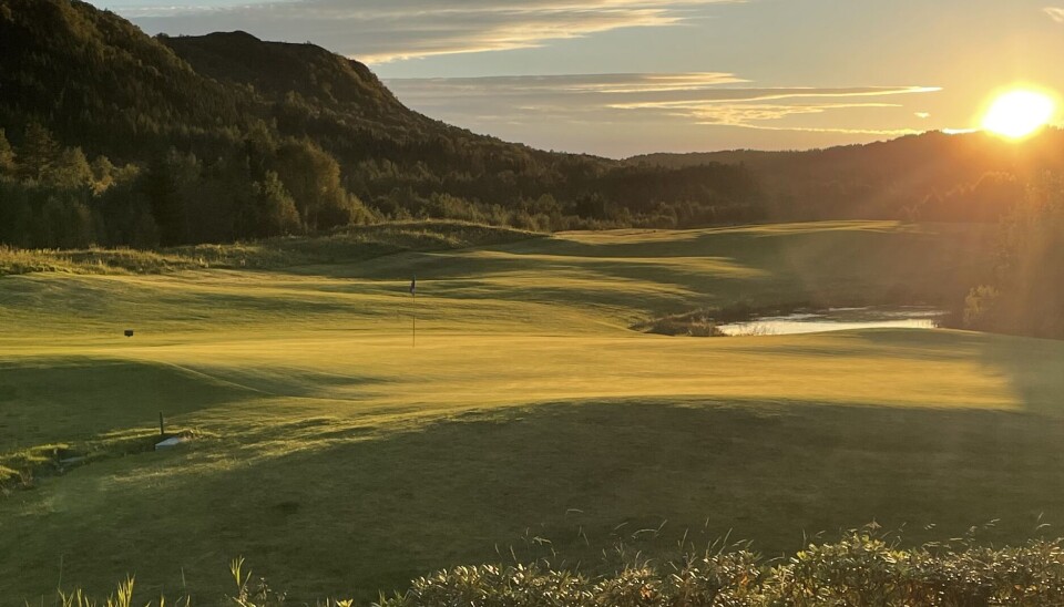 IDYLL: På Sunnmøre Golfklubb kan man nyte solnedgangen med en runde golf.