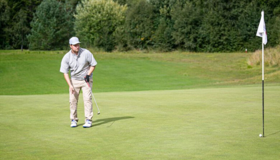 FOKUS: Daglig leder ved Sunnmøre Golfklubb, Sveinar Øvrelid, i aksjon.