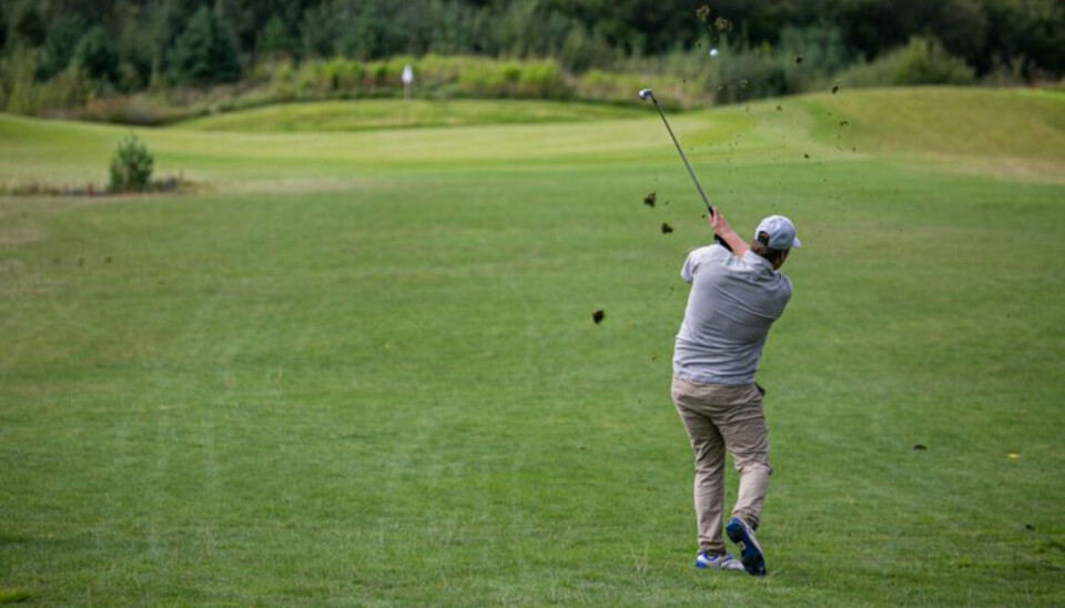 GREEN: Gresset flyr når Øvrelid spiller golf.
