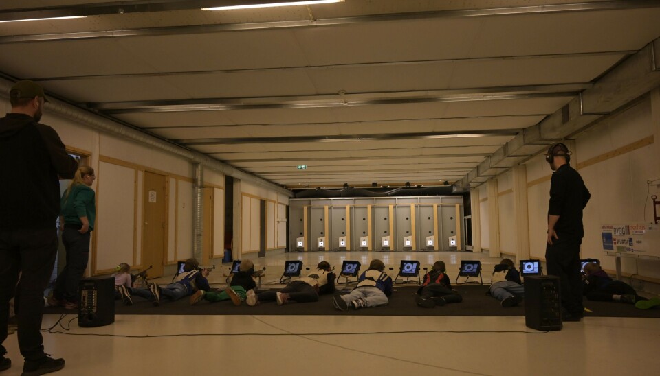 TURNERING: Barn som skyter under en turnering på banen i kjelleren av Ørsta kulturhus.