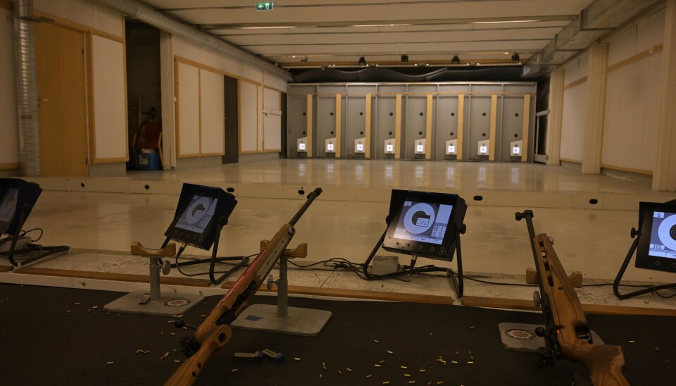 UTSTYR: Luftgevær og utskutte patroner etter en skyteøvelse.