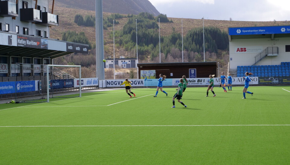 FØRSTE MÅL: Emma Onsøien lobber ballen over målvakten til Hødd.