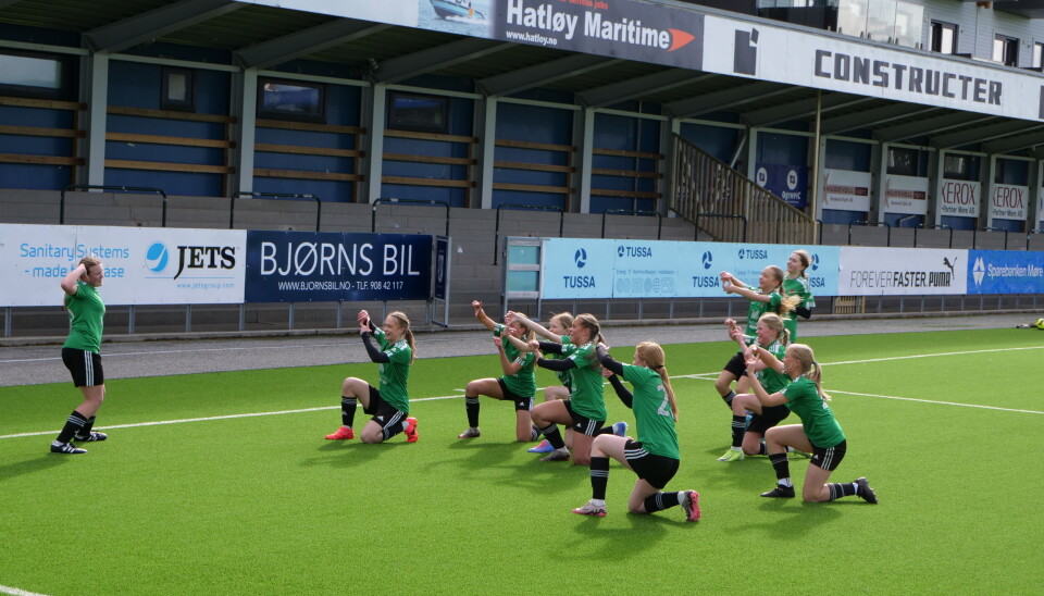 FEIRING: Heimdal jentene feirer 2-0 målet mot Hødd jentene.