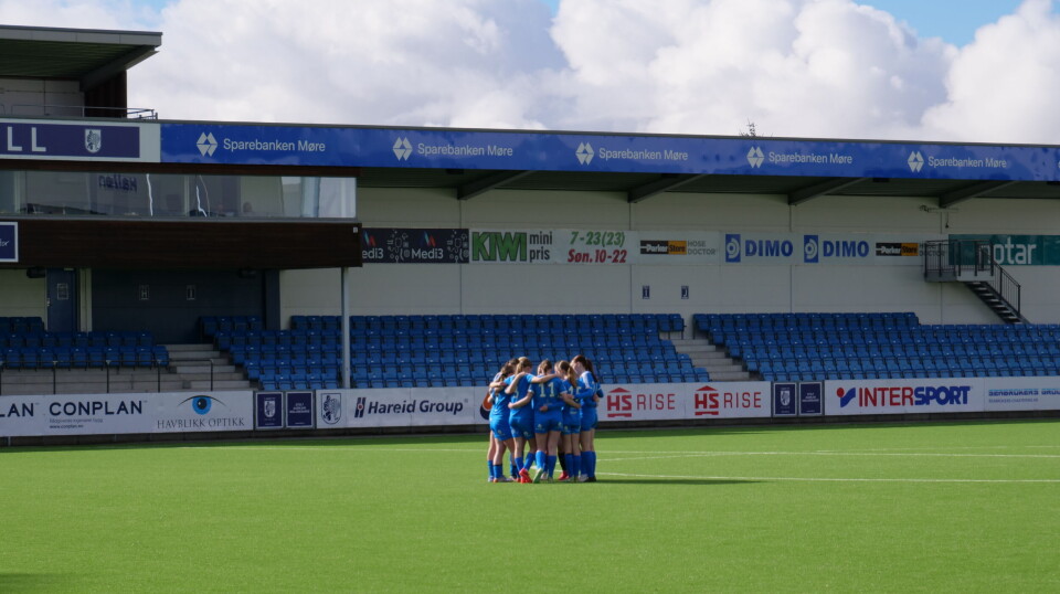 FEIRING: Hødd jentene feirer sitt første mål for dagen.