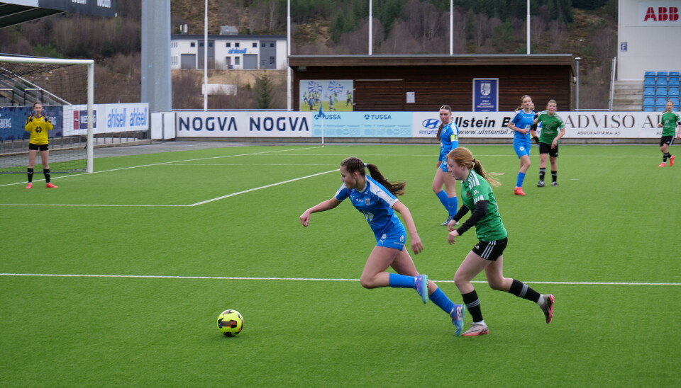 DUELL: Emily Hansen Hovlid var i flere tøffe dueller i løpet av kampen.