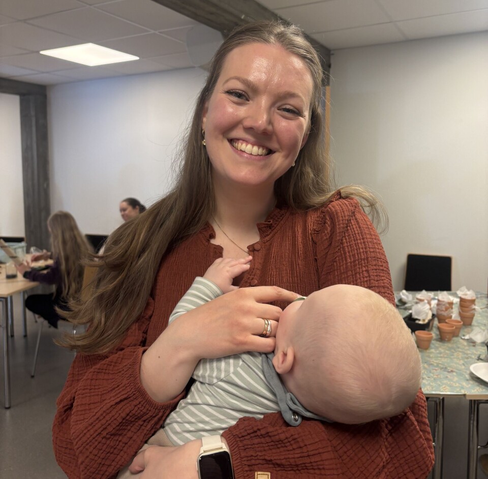 FULL OVERSIKT: Selv med baby på armen passet Sylvi- Anne Mørch på at arangemanget ble en suksess.