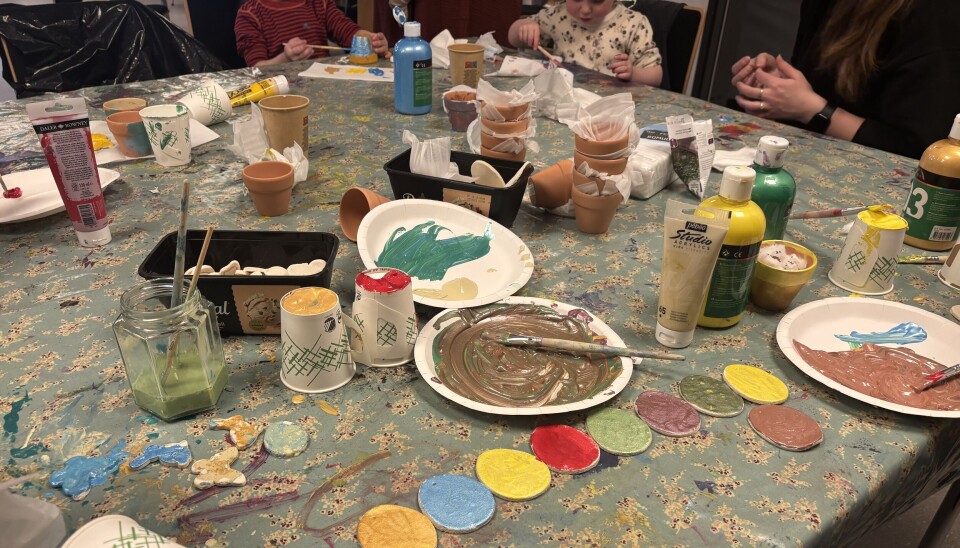 BLANDING AV FARGER: For å finne de perfekte fargene til påskepynten blander selv barna frem forskjelige farger.