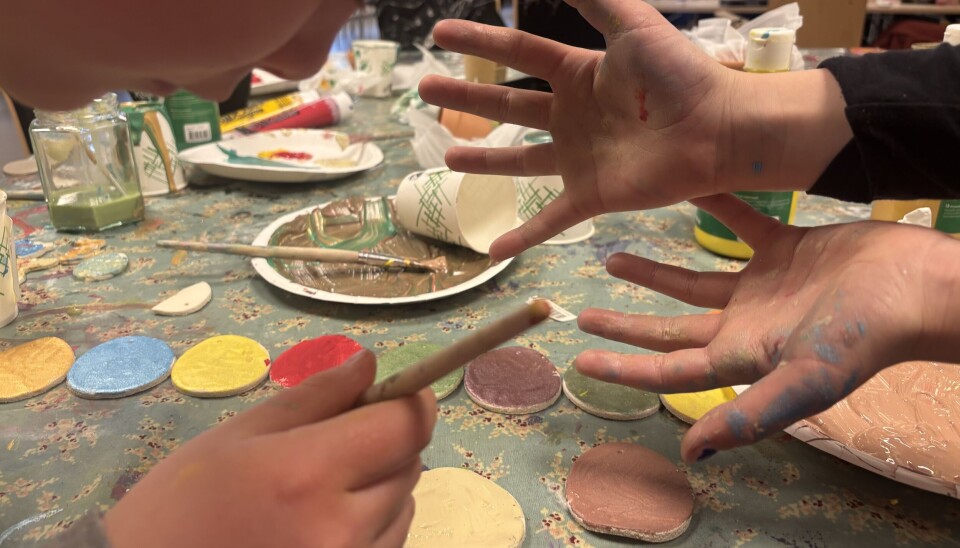 MALING AV EGG: Rommet ble fort fylt opp av barn med malingsfylte hender.