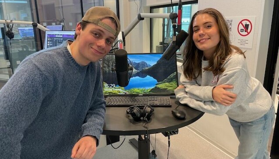 BREDT SMIL: Dagens programledere er Erlend Waack Holstad og Alexandra Kristoffersen.