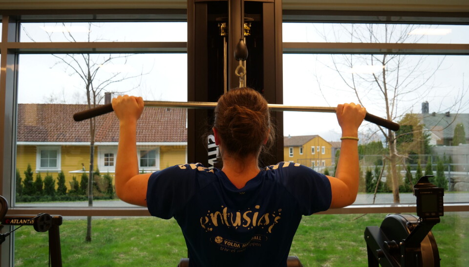 STYRKE: Damene trenar styrke mellom handballøktene.