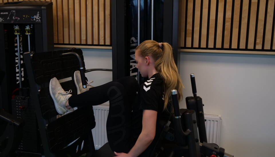 BEINPRESS: Spelar Dana Bjørg Gudmundsdottir var fokusert under måndagens styrketrening.