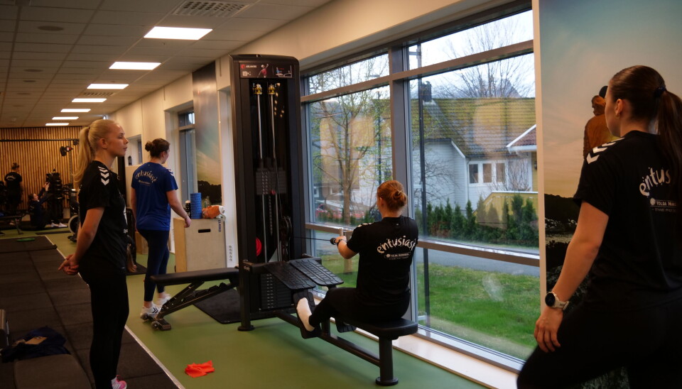 STØTTE: Styrketreninga er også ein viktig del for samhaldet i laget.