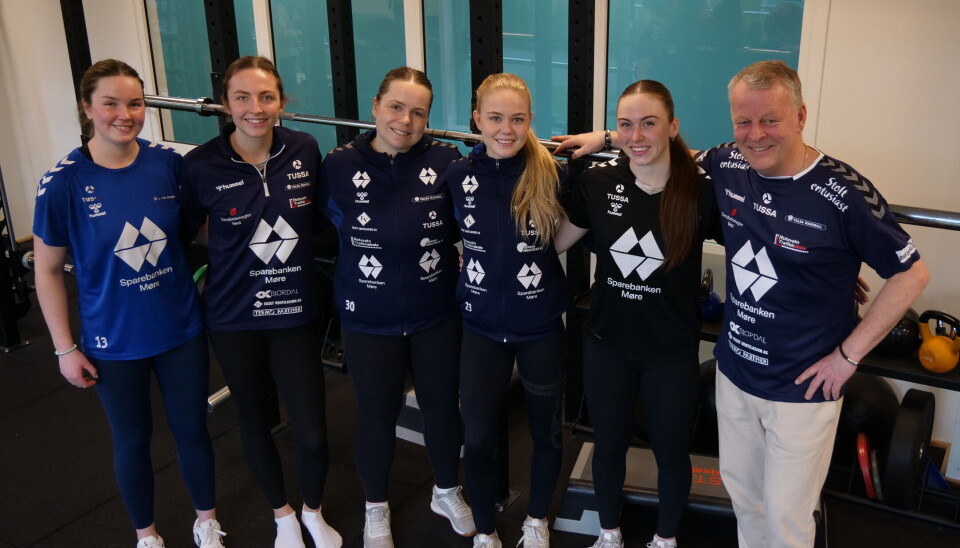 KLARE: Handballdamene i Volda er klare for å møte Fjelljammer på søndag, og håpar på å spele så godt dei kan.