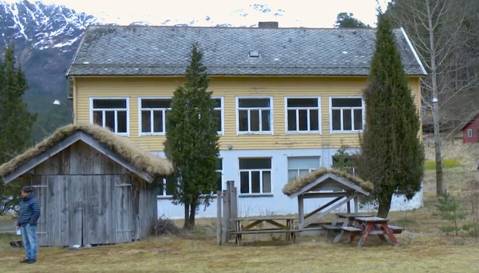 Bjørkedal skule/nærskule har vært stengt i 9 år, men Karl Anders Helset mener at Bjørkedal likevel er et godt sted å vokse opp i. Foto: Mathilde Blegen