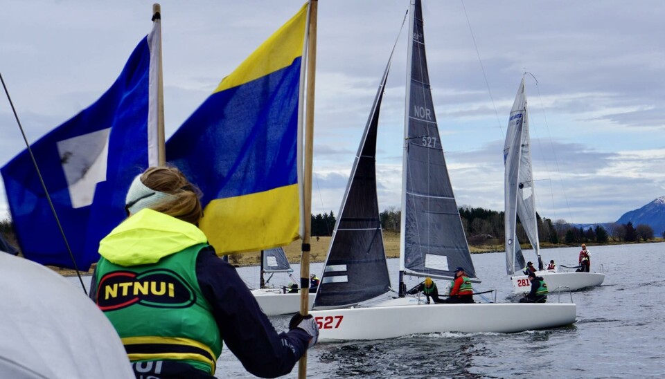 Like før startskuddet – båtene ligger tett og mannskapene følger nøye med på flagg og signaler