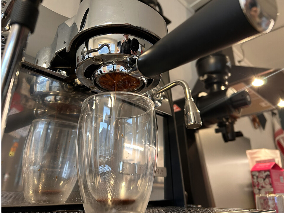 PRØVE OG FEILE: Det er en morsom prosess å smake seg frem til den beste kaffen, forteller Brynjar.