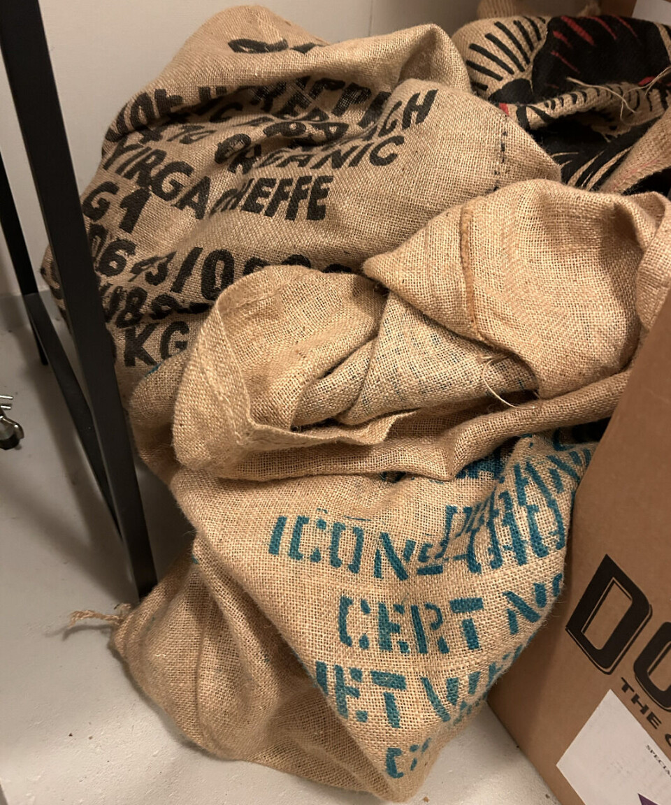 60 KILO KAFFE: Paret har investert i store kaffeposer fra ulike land.
