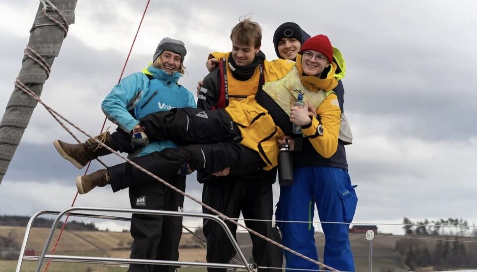 Mannskapet: Skipper Markus Hammerø Hagen blir løftet frem av Tobias Torsvik (t.h.), Magnus Løge-Hagen og Selma Bauck (t.v.).