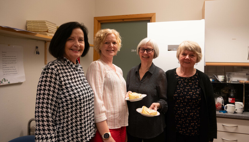 SERVERING: Sylvi Lundberg (74), Sissel Håskjold, Kirsti Garnes (73) og Anne Ullaland (74) serverte bløtkake til deltakerne på trivselskafe.