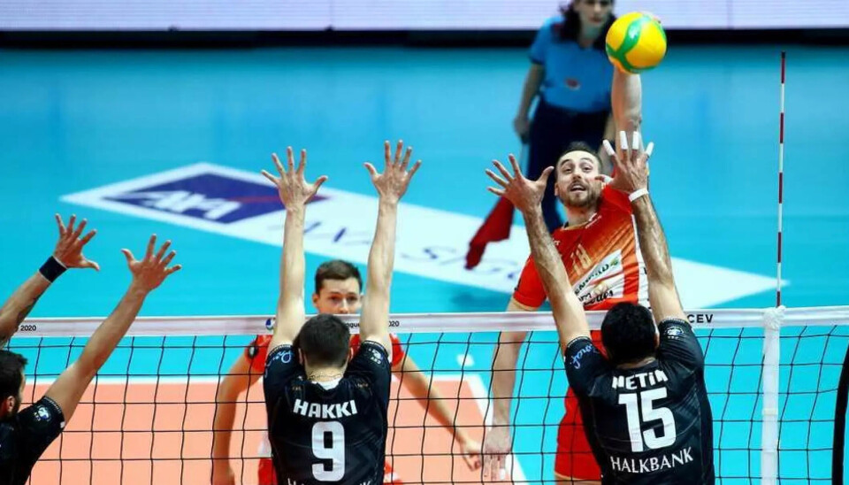 RAGER HØYT: Jonas Kvalen (t.h) smasher i en kamp for Greenyard Maaseik.