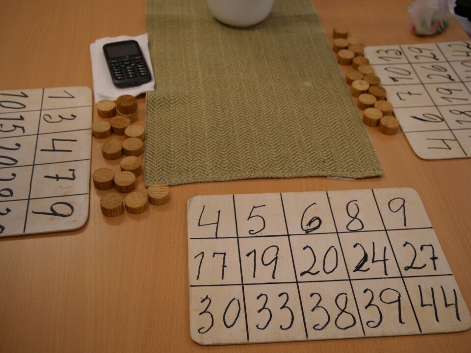 ONSDAGSBINGO: Beboerne var godt i gang med første runde av ukens bingo.