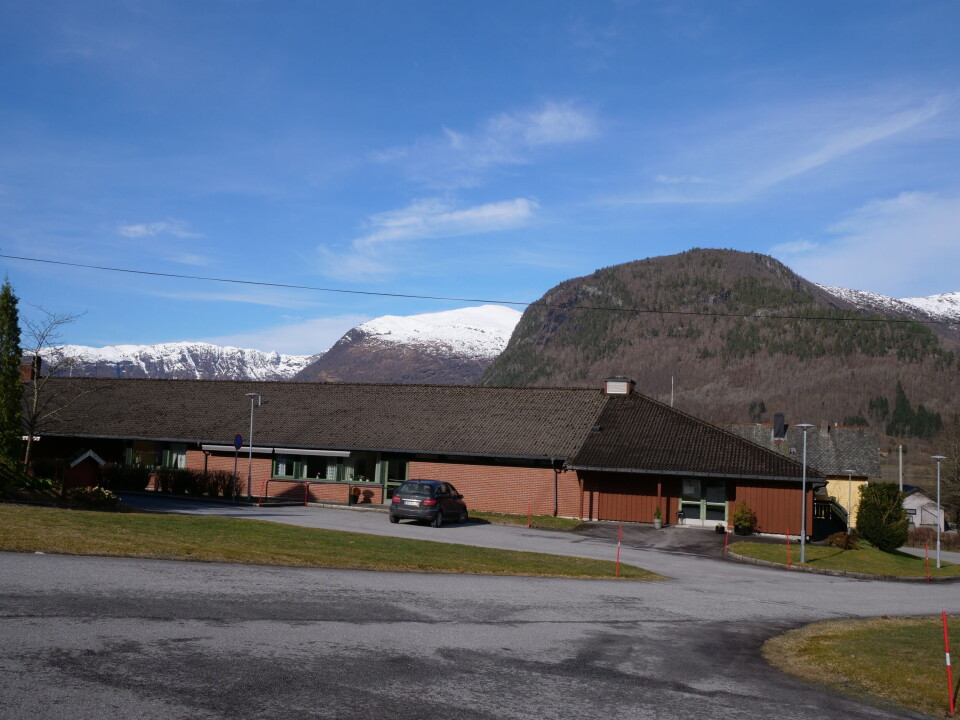 OMKRANSET AV FJELL: Omsorgssenteret i Hornindal ligger vakkert plassert for beboerne.