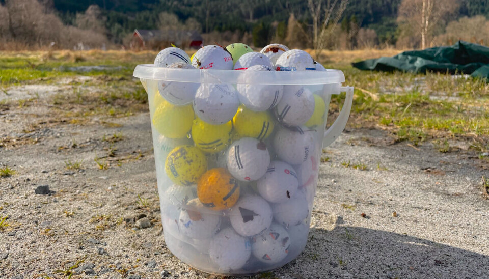 FORSØPLING: Nærnetts reportere fylte bøtta med over 70 golfballer de fant i elven ved Volda Golfklubb.