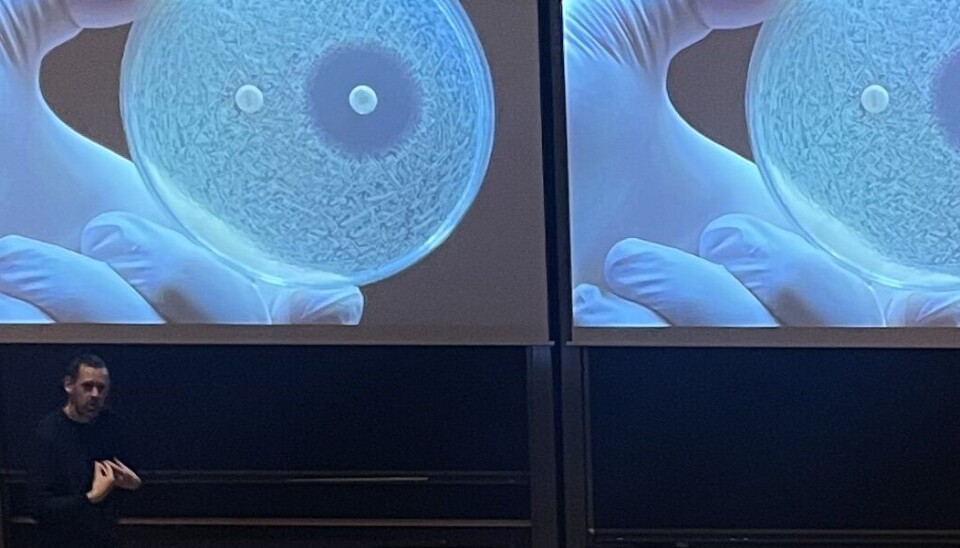 Fra foredrag: Jørn-Åge Longva forteller om antibiotikaresistens for Senioruniversitetet.