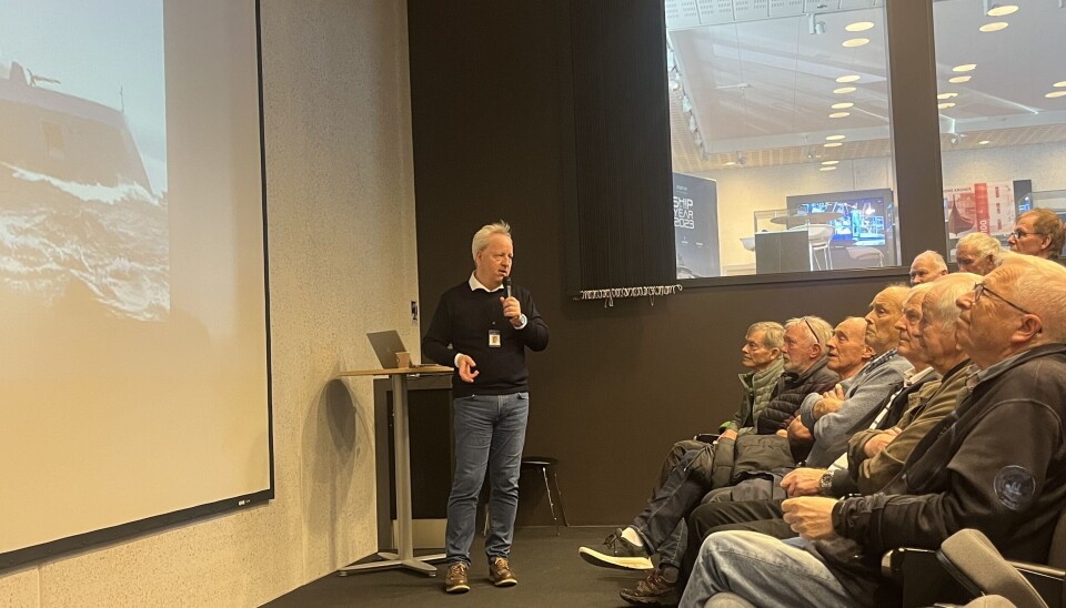 PENSJONISTTREFF: Tidligere Ulstein-arbeidere hører på verftsdirektør Lars Lühr Olsen snakke om et mulig fregatt-samarbeid med Tyskland.