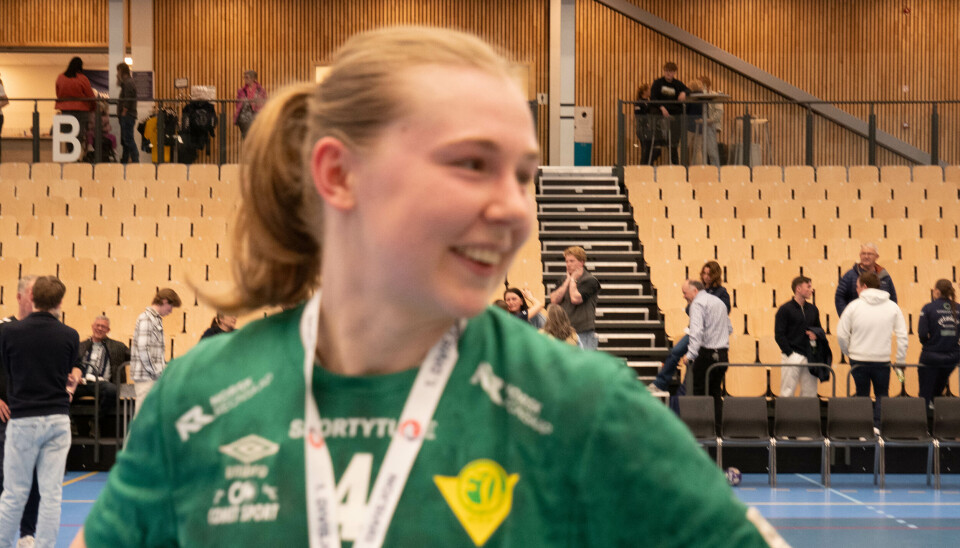 UTROLIG GLAD: Martine Tveter skjønner ikke helt selv at neste sesong spiller hun og laget i Rema 1000 ligaen.
