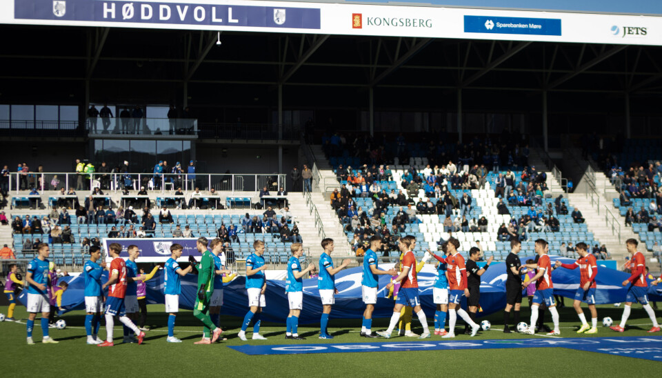 OBOS-LIGAEN: Høddvoll badet i sol da det var duket for sesongens første hjemmekamp.