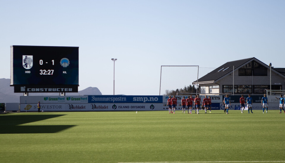 TOK LEDELSEN: Gjestene fra Kongsvinger jubler etter å ha gått opp i 0-1 på Høddvoll.