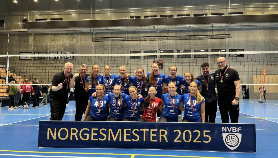 GULLJENTENE FRA VOLDA: Med seier i NM-finalen tok jentene fra KFUM Volda sitt første gull i U17-klassen.