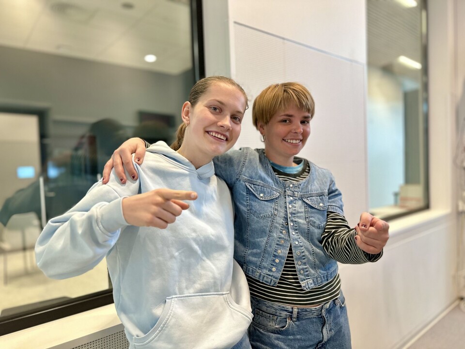 GOD MORGEN: Mia Wallestad og Sigrid Moltumyr ønsker deg en god morgen.