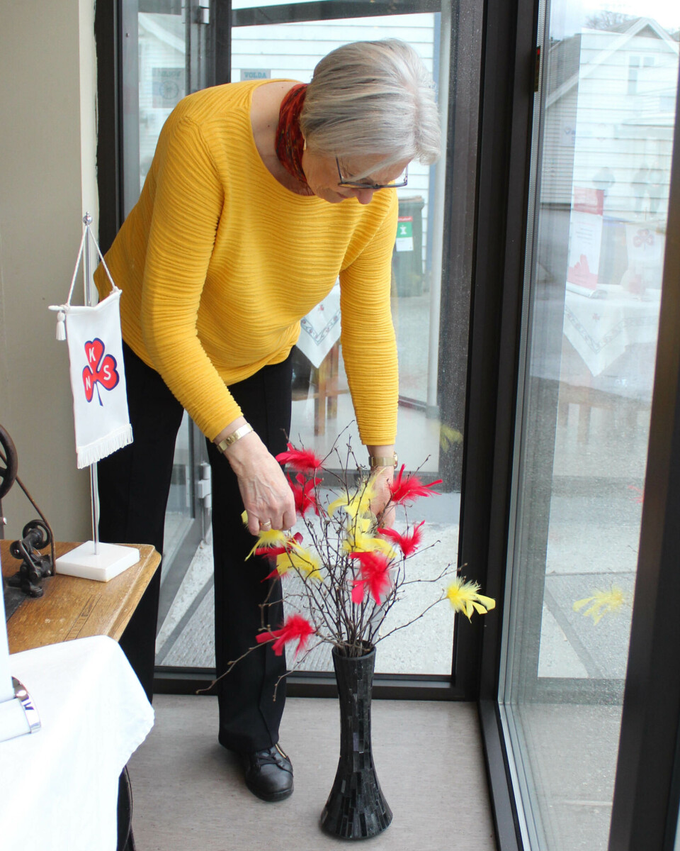 FASTELAVN: Sanitetslaget lagde 500 fastelavnsris, som de fikk hjelp av Volda håndball til å selge. Lillås forteller at laget får en del av potten- på den måten støtter de opp om unge sin aktivitet.