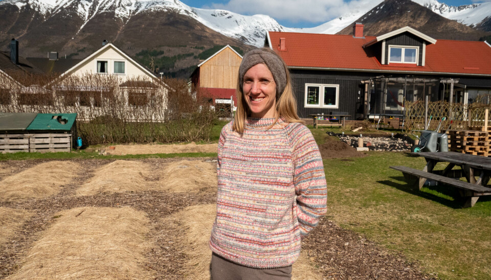 SENGENE: Kristin Wangen står foran 'sengene' som senere på våren kommer til å være full av planter.
