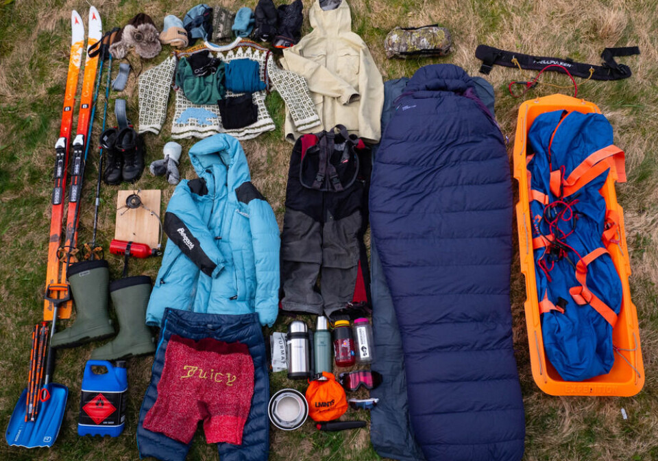 Dette er noe av utstyret Frøya skal ha med seg i sin pulk, i tillegg vil mye plass gå til mat på turen.