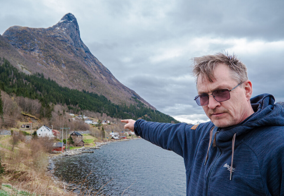 PEKER: Erlend Taftesund viser frem husene som må vike for veiutvidelsen i Ørsta.