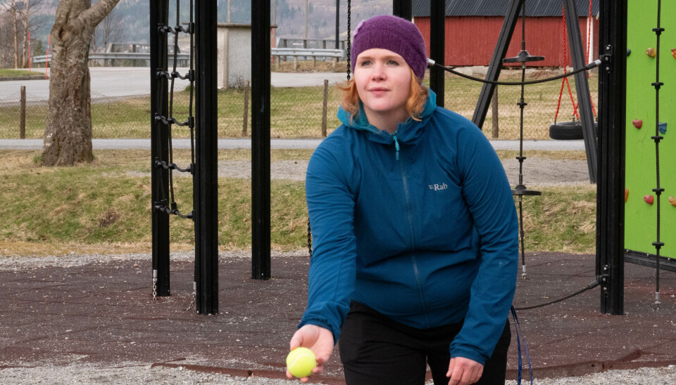 MED PÅ LEKEN: Lærer Åse-Lill Leknes Kvistad engasjerer barna under dødball.