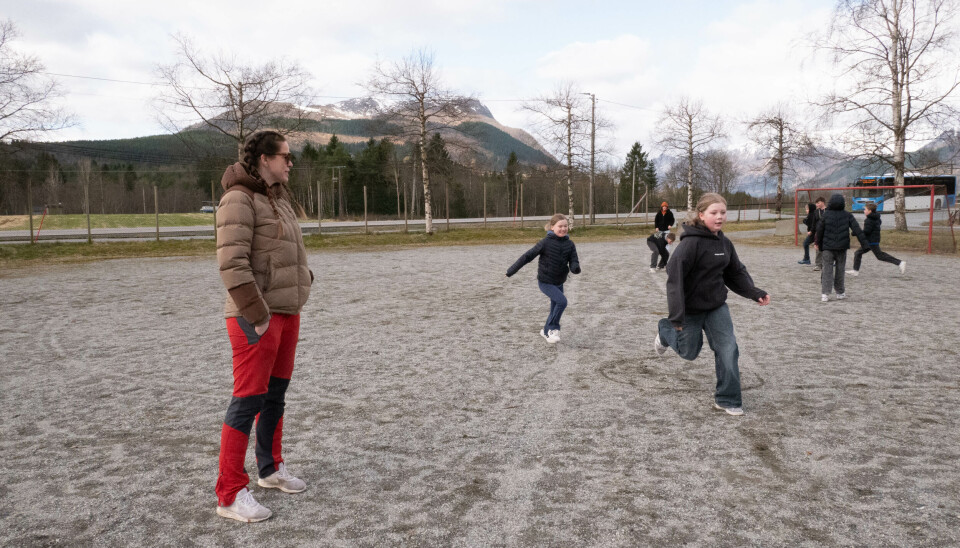 DØDBALL: Barna kjapper seg i mål.