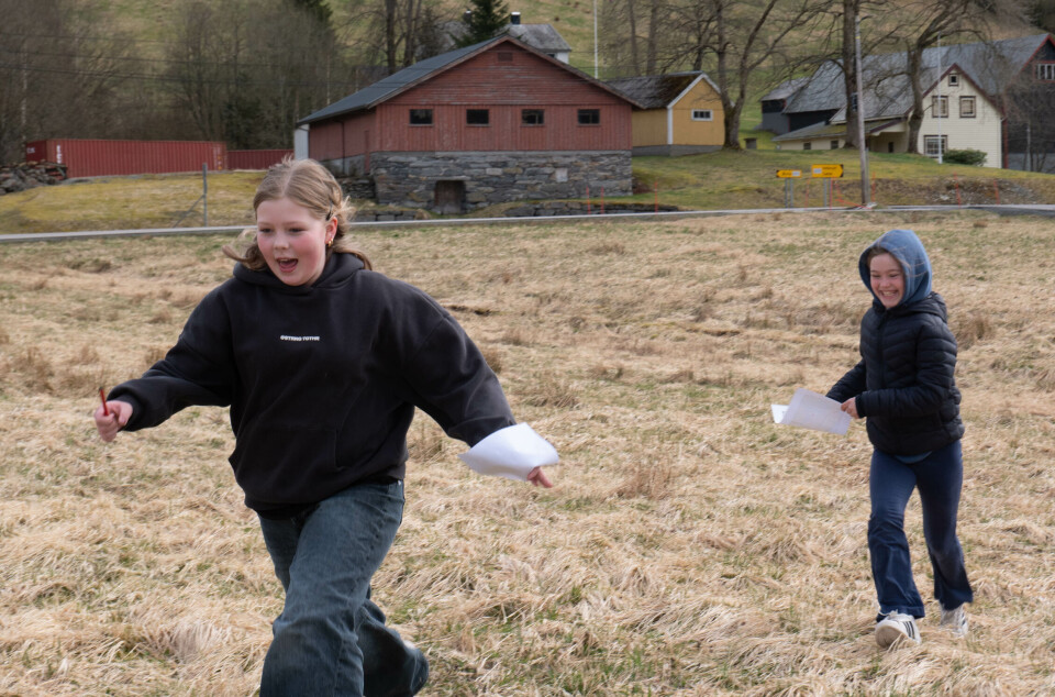 ENGASJERT: Karoline og Mille løper til neste post under orientering.