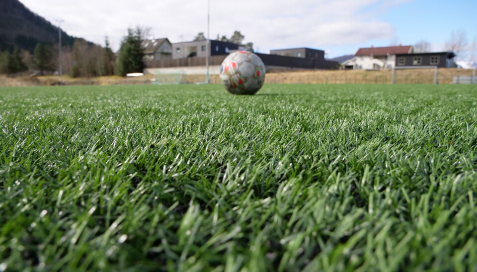 GUMMIFOTBALL: På Volda Stadion brukes det fremdeles gummigranulat.